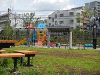 池袋本町電車の見える公園 の写真