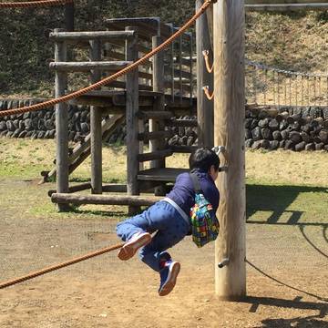 東京の遊具がたくさんある公園40選 都内にあるアスレチックや大型遊具で楽しめる公園も 子連れのおでかけ 子どもの遊び場探しならコモリブ