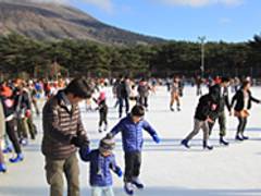 えびの高原スケートリンク 子連れのおでかけ 子どもの遊び場探しならコモリブ えびの高原スケートリンク 子連れのおでかけ 子どもの遊び場探しならコモリブ