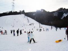関西で子連れにおすすめなスキー場選 3歳の子供から参加できるスキースクール開講も 5 子連れのおでかけ 子どもの遊び場探しならコモリブ
