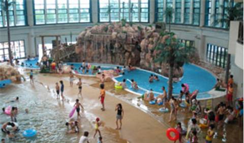大阪の子供と楽しめるプール15選 幼児プールがある施設や赤ちゃん連れで利用できる所も 子連れのおでかけ 子どもの遊び場探しならコモリブ