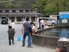 山梨の子連れで行く釣り堀13選 子供に人気の河口湖 山中湖 甲府付近の釣りもご紹介 3 子連れのおでかけ 子どもの遊び場探しならコモリブ 山梨の子連れで行く釣り堀13選 子供に人気の河口湖 山中湖 甲府付近の釣りもご紹介 3 子連れのおでかけ 子どもの遊び場探しならコモリブ