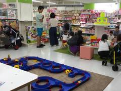 アカチャンホンポ Toc店 子連れのおでかけ 子どもの遊び場探しならコモリブ