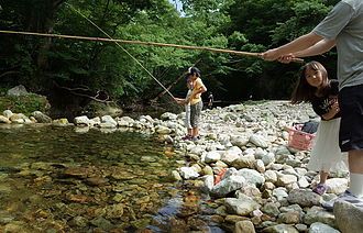 作並渓流つり場 子連れのおでかけ 子どもの遊び場探しならコモリブ