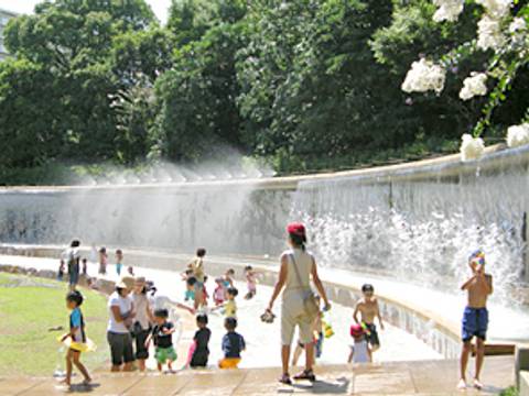 じゃぶじゃぶ池のある東京の公園10選 9月でも遊べる公園も 子連れのおでかけ 子どもの遊び場探しならコモリブ じゃぶじゃぶ池のある東京の公園10選 9月でも遊べる公園も 子連れのおでかけ 子どもの遊び場探しならコモリブ