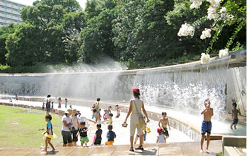 じゃぶじゃぶ池のある東京の公園10選 9月でも遊べる公園も 子連れのおでかけ 子どもの遊び場探しならコモリブ