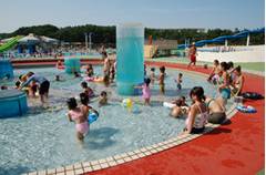 神奈川県の子連れで楽しめるプール10選 屋内の施設も 子連れのおでかけ 子どもの遊び場探しならコモリブ