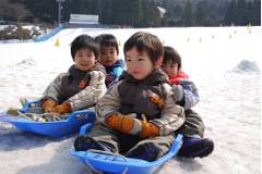 関西で子連れにおすすめなスキー場選 3歳の子供から参加できるスキースクール開講も 子連れのおでかけ 子どもの遊び場探しならコモリブ