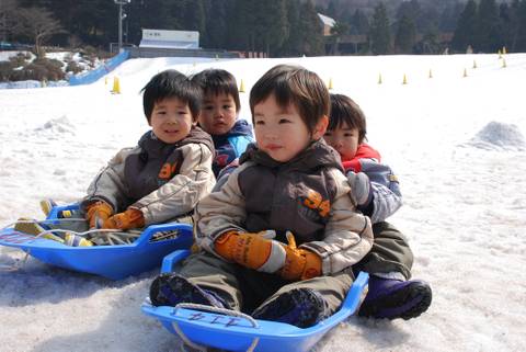 関西で子連れにおすすめなスキー場選 3歳の子供から参加できるスキースクール開講も 子連れのおでかけ 子どもの遊び場探しならコモリブ