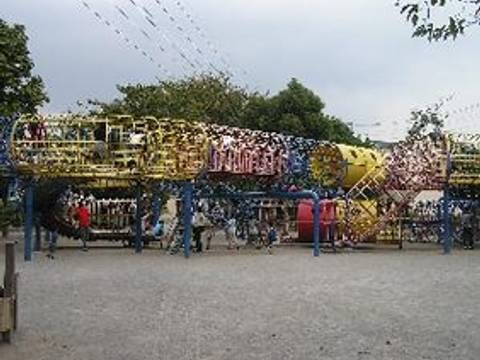 東京の遊具がたくさんある公園40選 都内にあるアスレチックや大型遊具で楽しめる公園も 3 子連れのおでかけ 子どもの遊び場探しならコモリブ 東京の遊具がたくさんある公園40選 都内にあるアスレチックや大型遊具で楽しめる公園も 3 子連れのおでかけ 子どもの遊び場探しならコモリブ