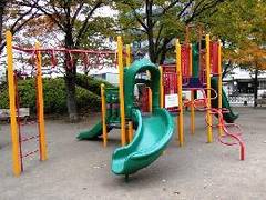 ロングすべり台のある東京都の公園10選 子連れのおでかけ 子どもの遊び場探しならコモリブ ロングすべり台のある東京都の公園10選 子連れのおでかけ 子どもの遊び場探しならコモリブ