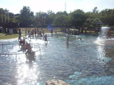 関西の子供と楽しめる水遊び場選 じゃぶじゃぶ池のある公園や穴場スポットも 子連れのおでかけ 子どもの遊び場探しならコモリブ