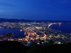 函館山のおすすめ観光コース 日本有数の夜景スポット 子連れのおでかけ 子どもの遊び場探しならコモリブ 函館山のおすすめ観光コース 日本有数の夜景スポット 子連れのおでかけ 子どもの遊び場探しならコモリブ