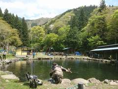 山梨の子連れで行く釣り堀13選 子供に人気の河口湖 山中湖 甲府付近の釣りもご紹介 2 子連れのおでかけ 子どもの遊び場探しならコモリブ 山梨の子連れで行く釣り堀13選 子供に人気の河口湖 山中湖 甲府付近の釣りもご紹介 2 子連れのおでかけ 子どもの遊び場探しならコモリブ